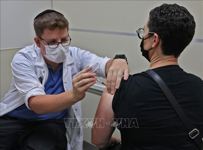 Nhân viên y tế Israel tiêm vaccine phòng COVID-19 cho người dân tại Jerusalem, ngày 20/8/2021. Ảnh: AFP/TTXVN