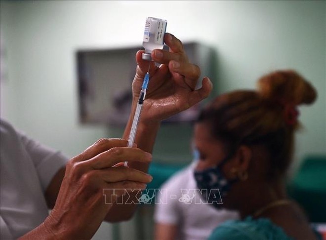 Nhân viên y tế tiêm vaccine phòng COVID-19 cho người dân tại Cienfuegos, Cuba, ngày 30/5/2021. Ảnh minh họa: AFP/TTXVN 