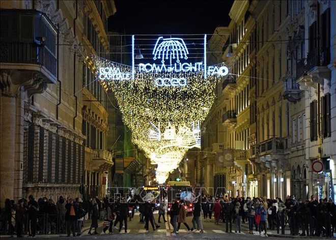 Người dân di chuyển trên đường phố tại Rome, Italy, ngày 11/12/2021. Ảnh: THX/TTXVN 