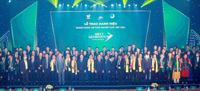 Phó thủ tướng Chính phủ Lê Minh Khái và Bí thư Thứ nhất Trung ương Đoàn Nguyễn Anh Tuấn trao danh hiệu TOP 10 “Doanh nhân trẻ khởi nghiệp xuất sắc 2021”.