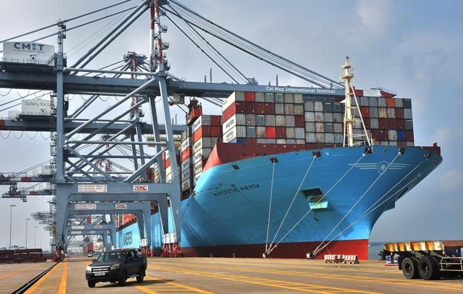 Siêu tàu container Margrethe Maersk, dài 399 m, rộng 59 m, trọng tải hơn 214.000 tấn, thuộc nhóm tàu container lớn nhất thế giới cập cảng quốc tế Cái Mép, sáng 26/10/2020.