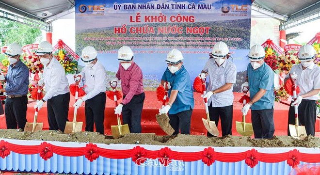 Lãnh đạo tỉnh Cà Mau thực hiện nghi thức khởi công Dự án. Ảnh: Báo Cà Mau online