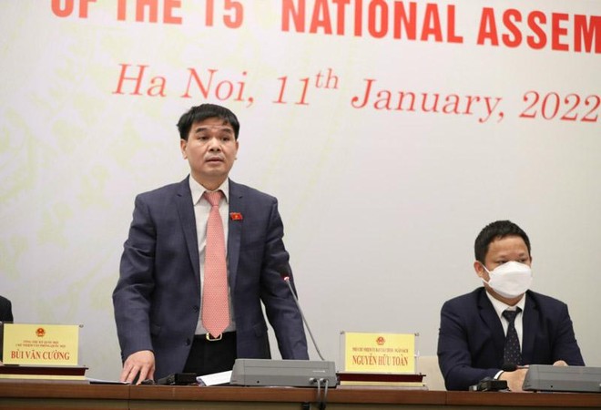 Phó chủ nhiệm Ủy ban Tài chính - Ngân sách Nguyễn Hữu Toàn tại cuộc họp báo. (Ảnh: Duy Linh).