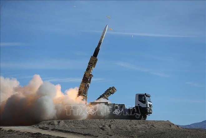 Tên lửa Sayad trong hệ thống Talash được phóng thử trong một buổi tập trận của quân đội Iran. Ảnh: AFP/TTXVN
