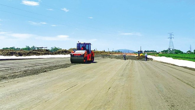 Thi công Dự án Xây dựng một số đoạn cao tốc Bắc - Nam phía Đông giai đoạn 2017 - 2020, đoạn Mai Sơn - Quốc lộ 45. Ảnh: A.M