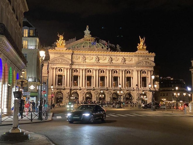 Nửa đêm, trước cửa Opera Paris vẫn đông người