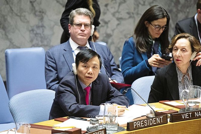 Đại sứ Đặng Đình Quý (hàng đầu, bên trái) trong một phiên thảo luận tại Liên hợp quốc