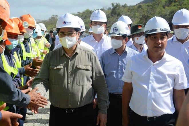 Thủ tướng Phạm Minh Chính tới kiểm tra và động viên người lao động đang thi công xuyên Tết tại Dự án cao tốc Cam Lâm - Vĩnh Hảo