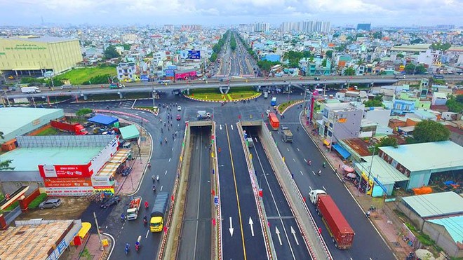 Hoàn thiện Luật Giao thông đường bộ và nâng cấp hạ tầng giao thông là yêu cầu bức thiết hiện nay. Trong ảnh: Nút giao thông An Sương (TP.HCM). Ảnh: Đức Thanh