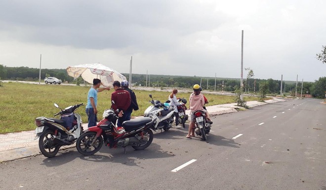 Nhà đầu tư xem đất trên đường ĐT769 thuộc huyện Long Thành. Ảnh: Việt Dũng