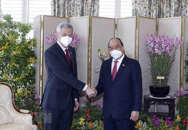 Chủ tịch nước Nguyễn Xuân Phúc gặp Thủ tướng Singapore Lý Hiển Long. (Ảnh: TTXVN)