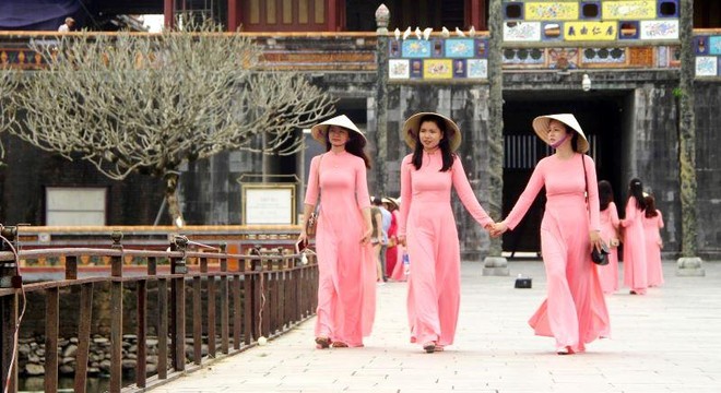 Miễn 100% giá vé tham quan từ ngày 5/3 đến hết ngày 10/3 đối với phụ nữ trong nước và quốc tế, khi mặc trang phục áo dài truyền thống Việt Nam đến tham quan các điểm di tích do Trung tâm Bảo tồn Di tích Cố đô Huế quản lý