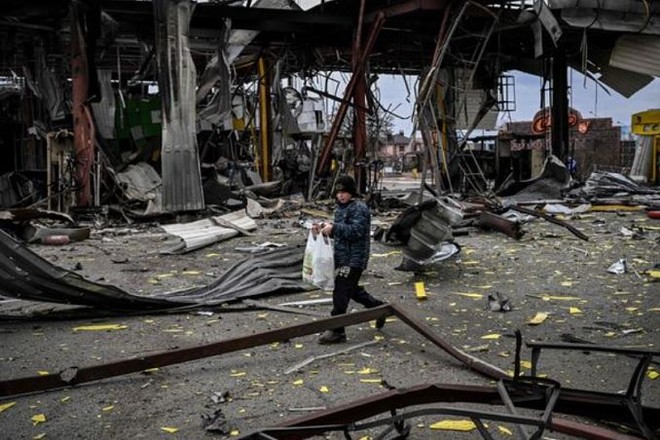 Một đứa trẻ đang sơ tán khỏi thành phố Irpin, phía Tây Bắc thủ đô Kyiv trong trận pháo kích và ném bom lớn vào ngày 5/3/2022. Ảnh: AFP
