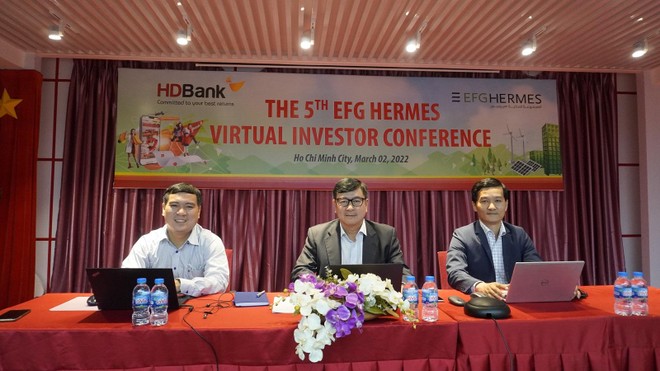 Sự kiện diễn ra theo hình thức trực tuyến với sự tham dự của ông Đàm Thế Thái - Phó tổng giám đốc HD SAISON, ông Trần Hoài Nam - Phó tổng giám đốc HDBank, ông Hoàng Thanh Tùng - Trưởng phòng Quan hệ Nhà đầu tư (từ trái sang).