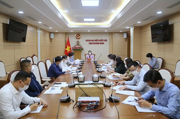 Bà Nguyễn Thị Hạnh, Phó Chủ tịch UBND tỉnh Quảng Ninh kiểm tra công tác chuẩn bị tổ chức sự kiện.