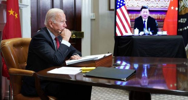 Tổng thống Mỹ Joe Biden trao đổi với Chủ tịch Trung Quốc Tập Cận Bình tại Hội nghị thượng đỉnh trực tuyến vào tháng 11/2021. Ảnh: AFP