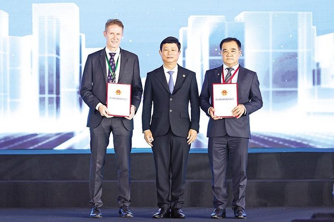 Chủ tịch UBND tỉnh Bình Dương Võ Văn Minh trao Giấy chứng nhận đầu tư cho đại diện Tập đoàn Lego và chủ đầu tư Khu công nghiệp VSIP 3