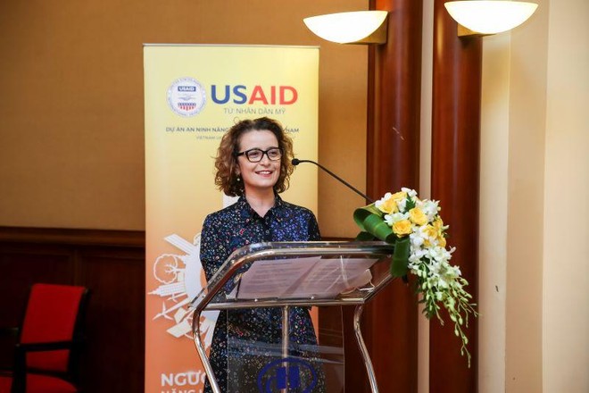 Bà Chrisine Gandomi, Quyền trưởng phòng Năng lượng, Môi trường và Khí hậu USAID tại sự kiện phát động vòng 3 của Chương trình Thách thức đổi mới sáng tạo “Người kiến tạo năng lượng tương lai” - Dự án An ninh Năng lượng Đô thị Việt Nam