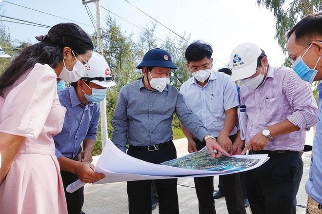 Ông Đặng Văn Minh, Chủ tịch UBND tỉnh Quảng Ngãi (thứ 3, từ trái sang) kiểm tra điều chỉnh quy hoạch tuyến Dung Quất - Sa Huỳnh giai đoạn IIb. Ảnh: H.M