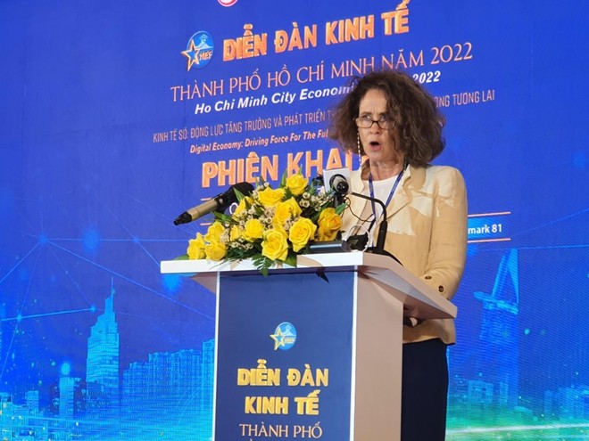 Bà Carolyn Tuck, Giám đốc quốc gia, Ngân hàng thế giới tại Việt Nam tại Diễn đàn Kinh tế TP.HCM. Ảnh: Lê Toàn