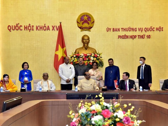 Chủ tịch Hạ viện Cộng hoà Ấn Độ Om Birla thăm phòng họp Tân Trào (Nhà Quốc hội).