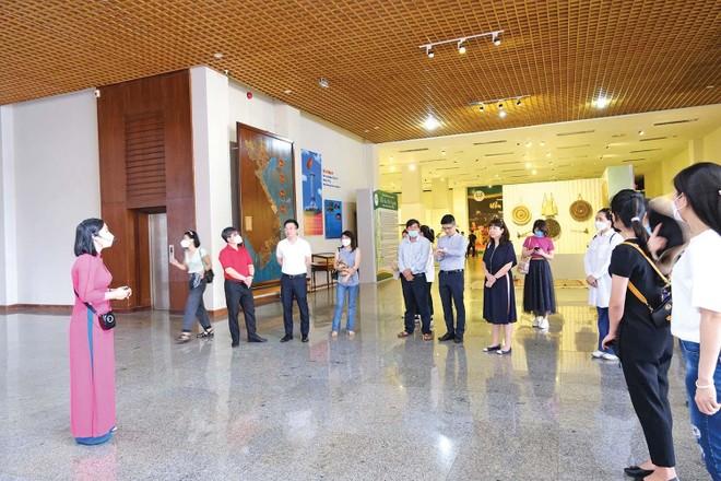 Du khách tham quan Bảo tàng Đắk Lắk. Ảnh: Hồ Hạ