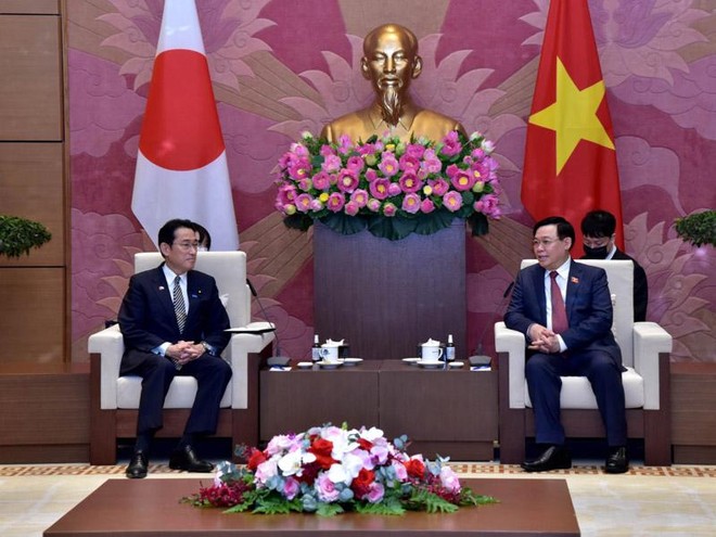 Chủ tịch Quốc hội Vương Đình Huệ (bên phải) tiếp Thủ tướng Nhật Bản, Chủ tịch Liên minh nghị sĩ hữu nghị Nhật - Việt Kishida Fumio.