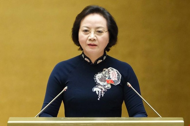 Bộ trưởng Bộ Nội vụ Phạm Thị Thanh Trà trình bày tờ trình dự án luật.