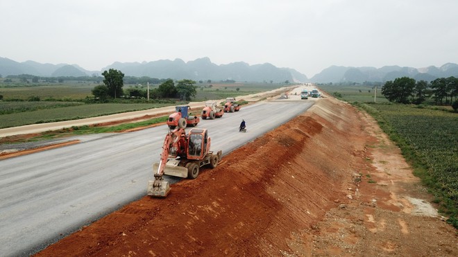 Thi công lớp cấp phối đá dăm tại Dự án cao tốc Bắc - Nam, đoạn Mai Sơn - Quốc lộ 45.