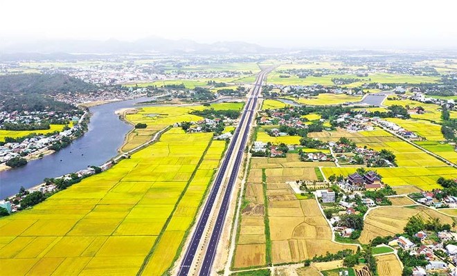 Tuyến Quốc lộ 19 mới nối Bình Định với các tỉnh Tây Nguyên, giúp các địa phương này tiến gần tới giấc mơ xuyên Á. Ảnh: Nguyễn Dũng 