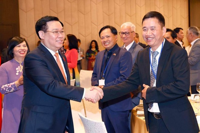 Chủ tịch Quốc hội Vương Đình Huệ gặp gỡ cộng đồng doanh nhân người Việt tại Châu Âu.