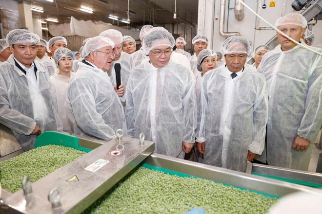 Chủ tịch Quốc hội Vương Đình Huệ thăm Công ty Mirelite Mirsa, chuyên chế biến nông sản đông lạnh.