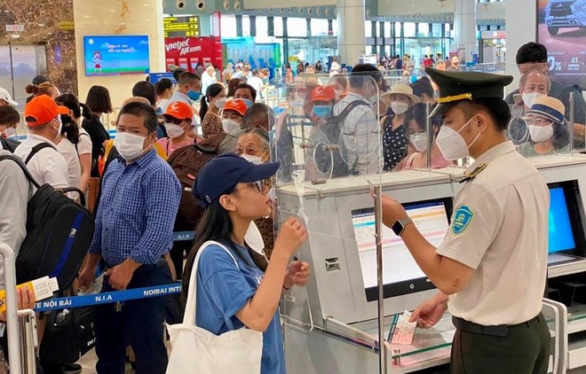 Sân bay Nội Bài: Hàng trăm khách vướng giấy tờ tùy thân khi bay
