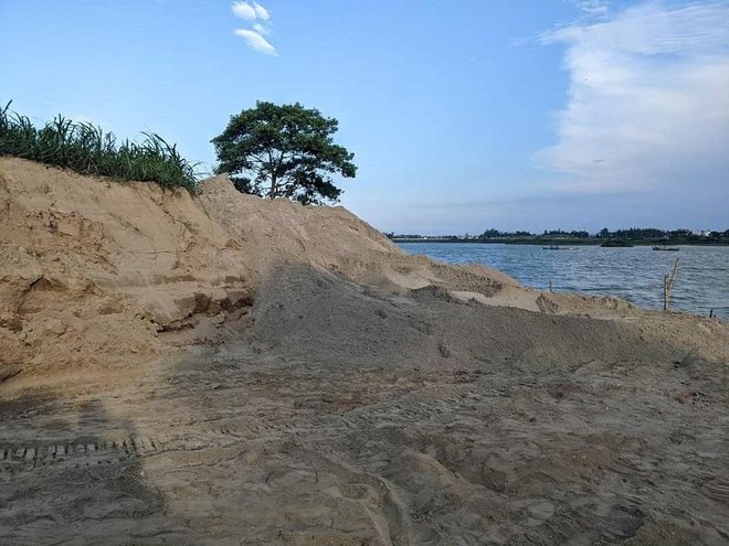 Hoạt động khai thác cát tràn lan trên sông Trà Khúc, đặt ra dấu hỏi về công tác quản lý nhà nước đối với các cơ quan chức năng tỉnh Quảng Ngãi. Ảnh: P.L
