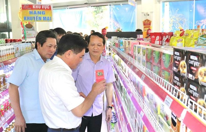 Lãnh đạo Sở Công thương tham quan gian hàng tại điểm bán hàng Việt