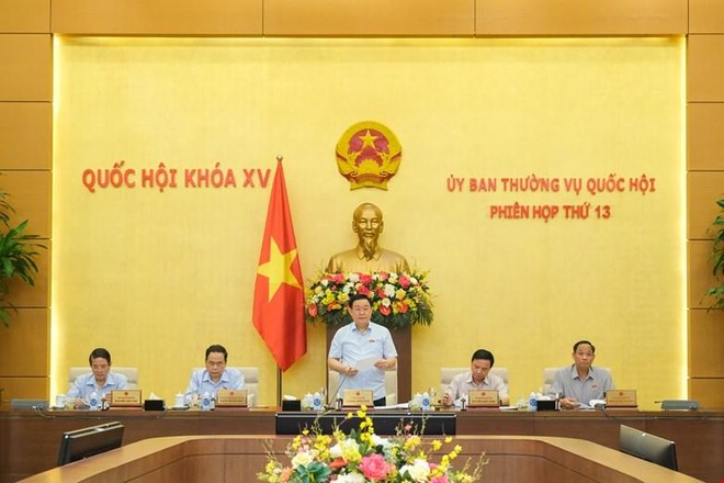 Chủ tịch Quốc hội Vương Đình Huệ điều hành phiên họp.