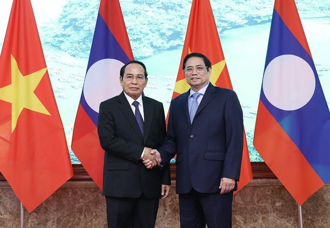 Thủ tướng Phạm Minh Chính nhiệt liệt chào mừng đồng chí Bounthong Chitmany sang thăm chính thức Việt Nam. (Ảnh: Nhật Bắc)