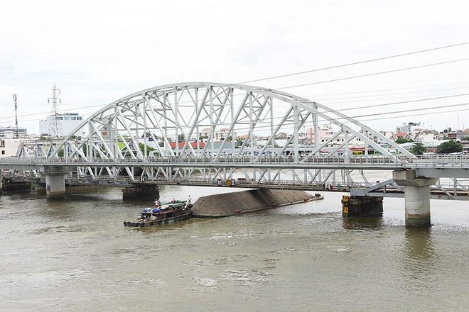 Dự án Cải tạo, nâng cấp luồng sông Sài Gòn (đoạn từ cầu Bình Lợi, TP.HCM đến cảng Bến Súc, Bình Dương) mới hoàn thành một hạng mục là cầu Bình Lợi. Ảnh: Lê Toàn
