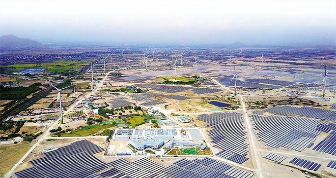 Ninh Thuận đang trở thành điểm đến của các dự án năng lượng tái tạo. Trong ảnh: Tổ hợp năng lượng tái tạo của Trung Nam Group
