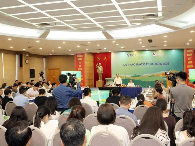 Bộ trưởng Bộ Tài nguyên và môi trường Trần Hồng Hà phát biểu tại hội thảo.