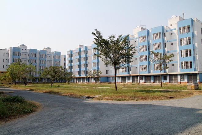 Khu tái định cư Vĩnh Lộc B có 45 lô chung cư, nhưng chỉ có vài trăm hộ dân sinh sống. Ảnh: Trọng Tín