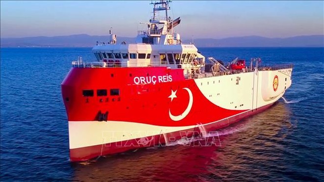 Tàu thăm dò Oruc Reis (giữa) với sự hộ tống của các tàu chiến Thổ Nhĩ Kỳ ở ngoài khơi thành phố Antalya (Thổ Nhĩ Kỳ), trên Địa Trung Hải, ngày 10/8/2020. Ảnh: AFP/TTXVN