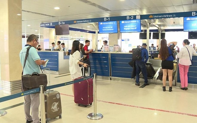 Hành khách ký gửi hành lý tại một sân bay nội địa (ảnh: VNA).