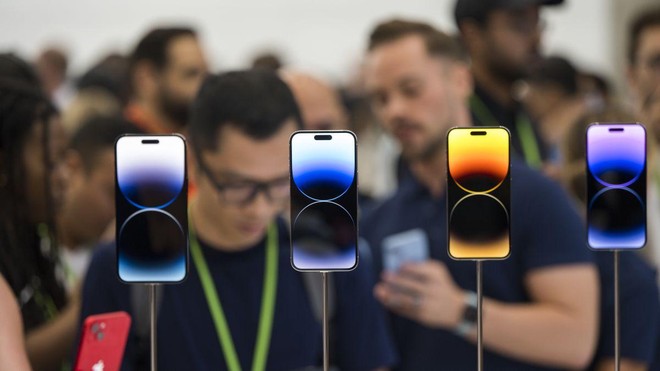 Mẫu iPhone 14 và 14 Plus được trưng bày trong sự kiện ra mắt sản phẩm của Apple ở Apple Park, Cupertino, bang California, ngày 7/9/2022. Ảnh: AFP 