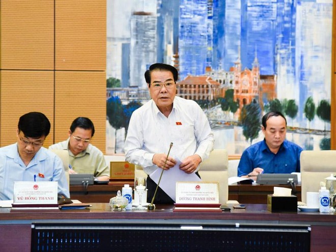Trưởng ban Dân nguyện, ông Dương Thanh Bình trình bày báo cáo.