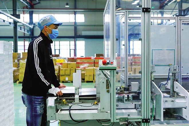 Các hoạt động sản xuất - kinh doanh dần lấy lại đà tăng trưởng. Trong ảnh: Nhà máy Sản xuất bao bì Deli tại Bắc Ninh