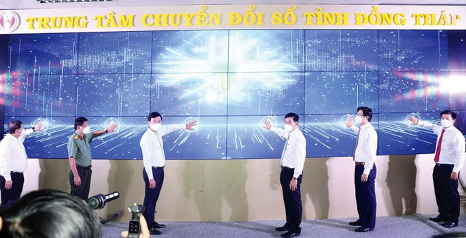 Lãnh đạo tỉnh Đồng Tháp thực hiện nghi thức khai trương Trung tâm Chuyển đổi số của tỉnh. Ảnh: Văn Khương