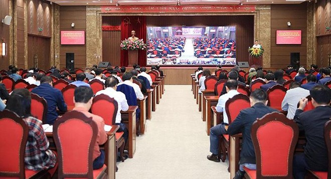 Hơn 33.000 đại biểu đã tham dự hội nghị thông báo kết quả Hội nghị Trung ương 6 do Ban Thường vụ Thành ủy Hà Nội tổ chức. (Ảnh: Phạm Hùng)