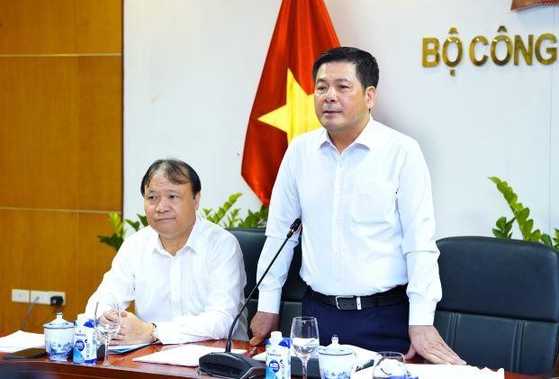 Bộ trưởng Nguyễn Hồng Diên chủ trì cuộc họp với các doanh nghiệp đầu mối tìm giải pháp đảm bảo nguồn cung xăng dầu.