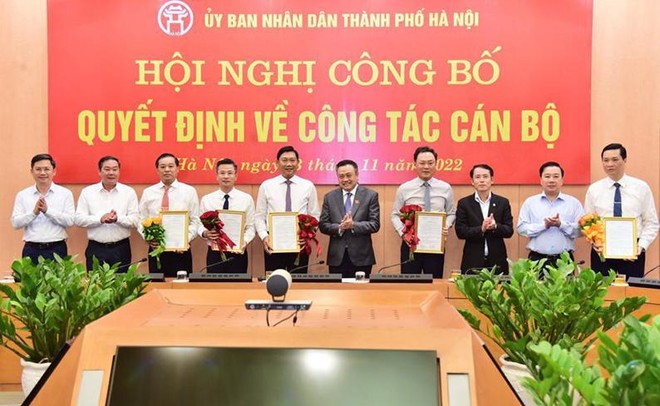Chủ tịch UBND Thành phố Hà Nội Trần Sỹ Thanh và các đồng chí lãnh đạo UBND Thành phố Hà Nội tặng hoa chúc mừng các đồng chí nhận nhiệm vụ mới. (Ảnh: Viết Thành)